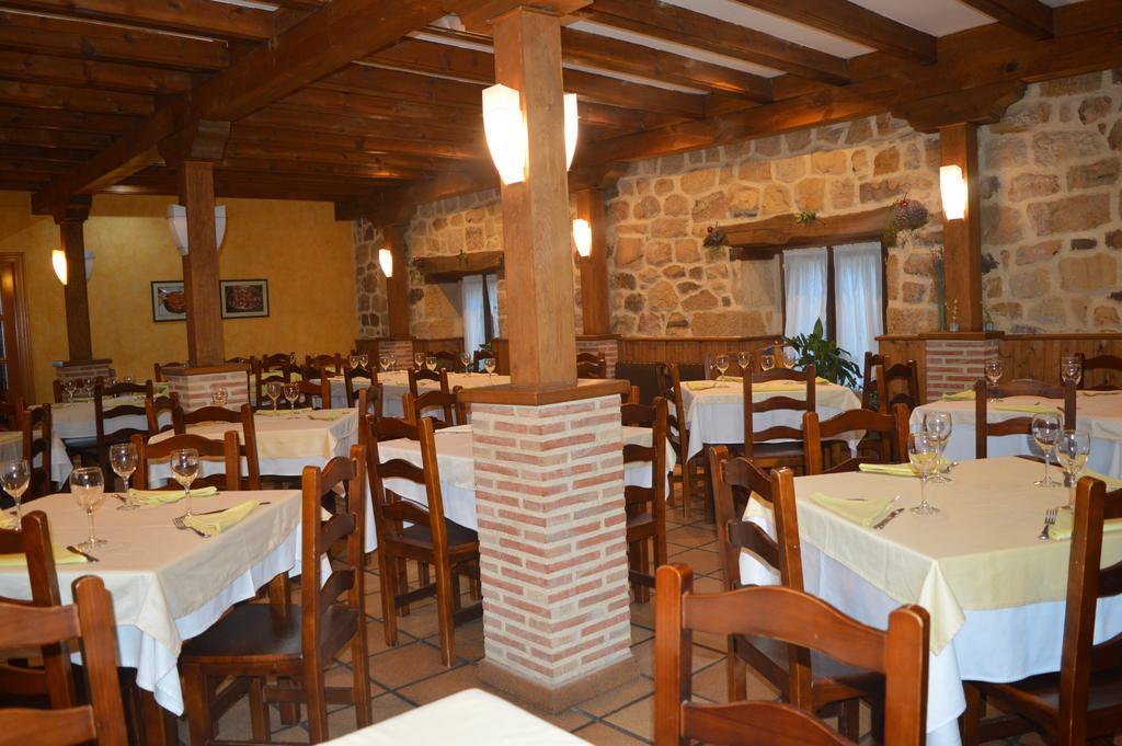 Hostal Revinuesa Exterior photo